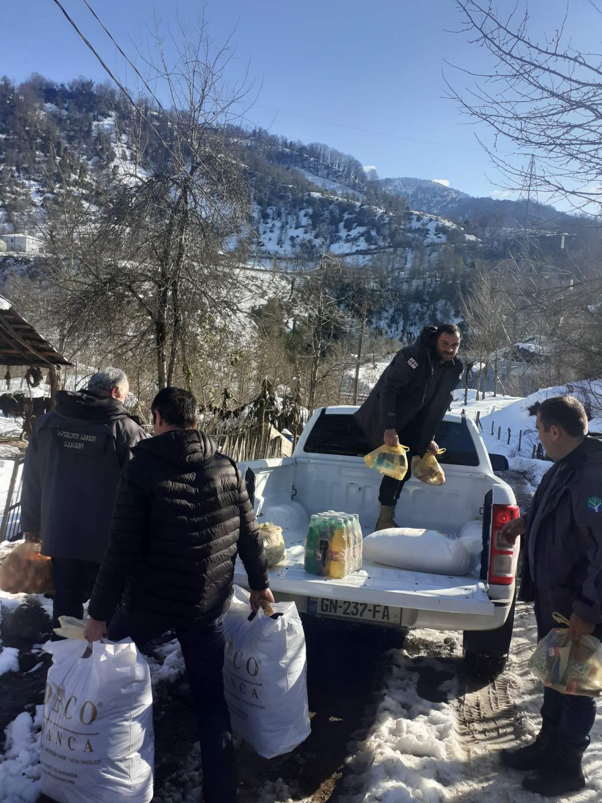 ეროვნული სატყეო სააგენტოს გურიის სამსახურის თანამშრომლების დახმარება მრავალშვილიან ოჯახებს